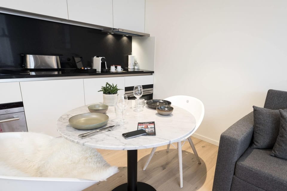 Fully-equipped kitchen with Refrigerator, Stovetop, Microwave, Dishwasher & Coffee maker
