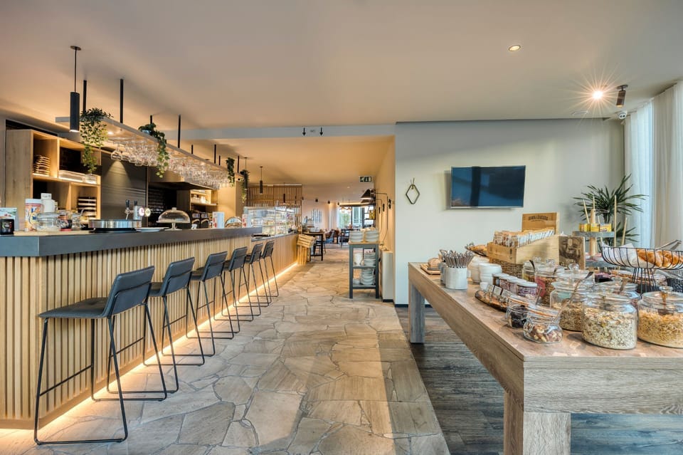 Gather for drinks and bites in the stylish bar lounge.