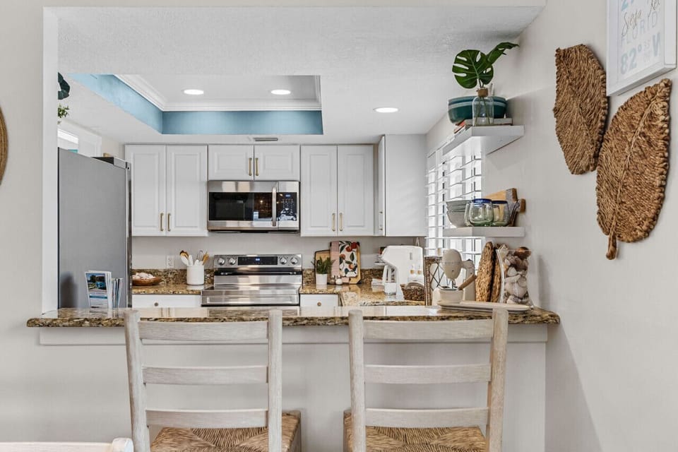 Counter seating and kitchen