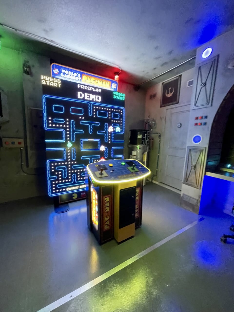 Play PacMan/Galaxia on the World's Largest HUGE 108" LED screen