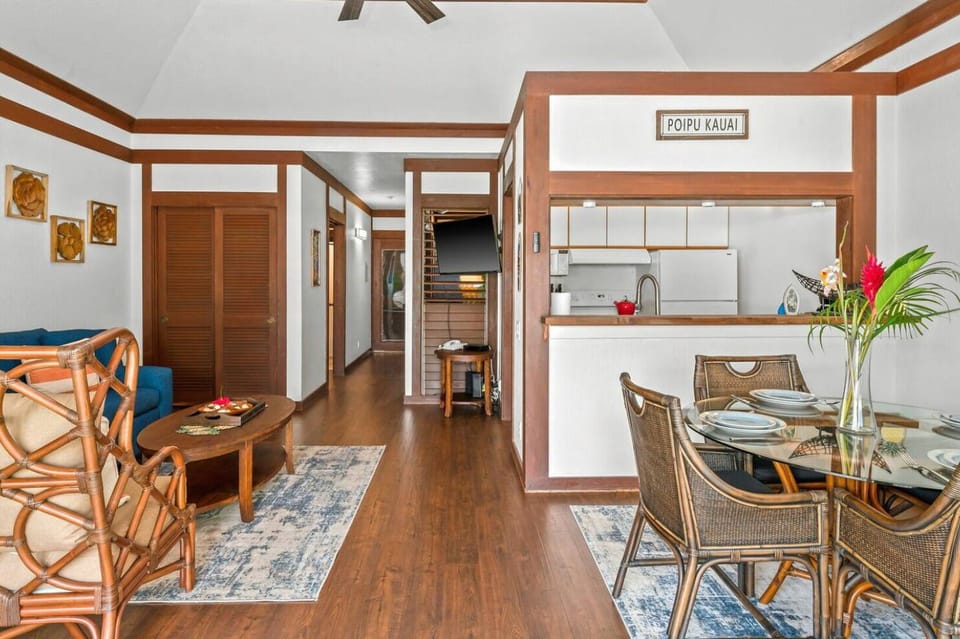 Living area with excellent airflow, courtesy of the local trade winds.