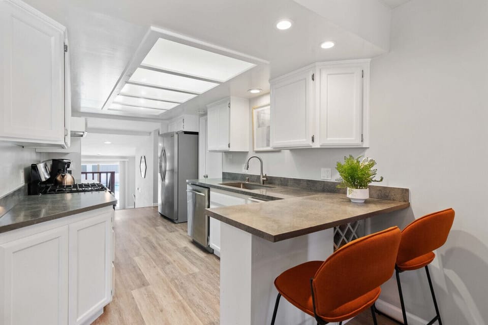 Enjoy your breakfast or coffee at the kitchen counter to fuel your day