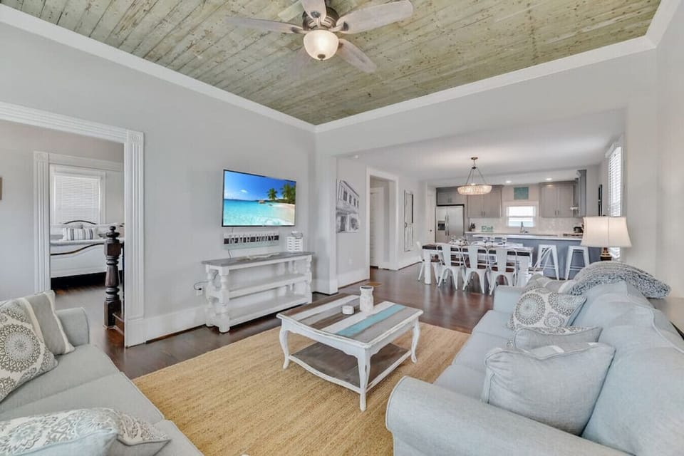 Living room | Queen pull out sofa bed | The perfect spot for movie night | Smart TV with your login access