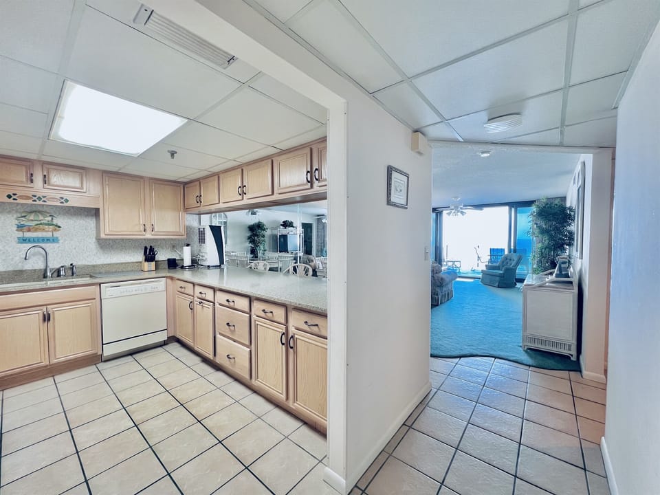 Full Kitchen and breakfast bar