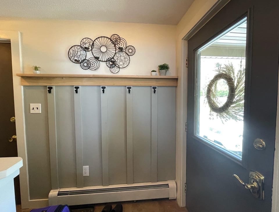 ENTRYWAY WITH LOTS OF HOOKS