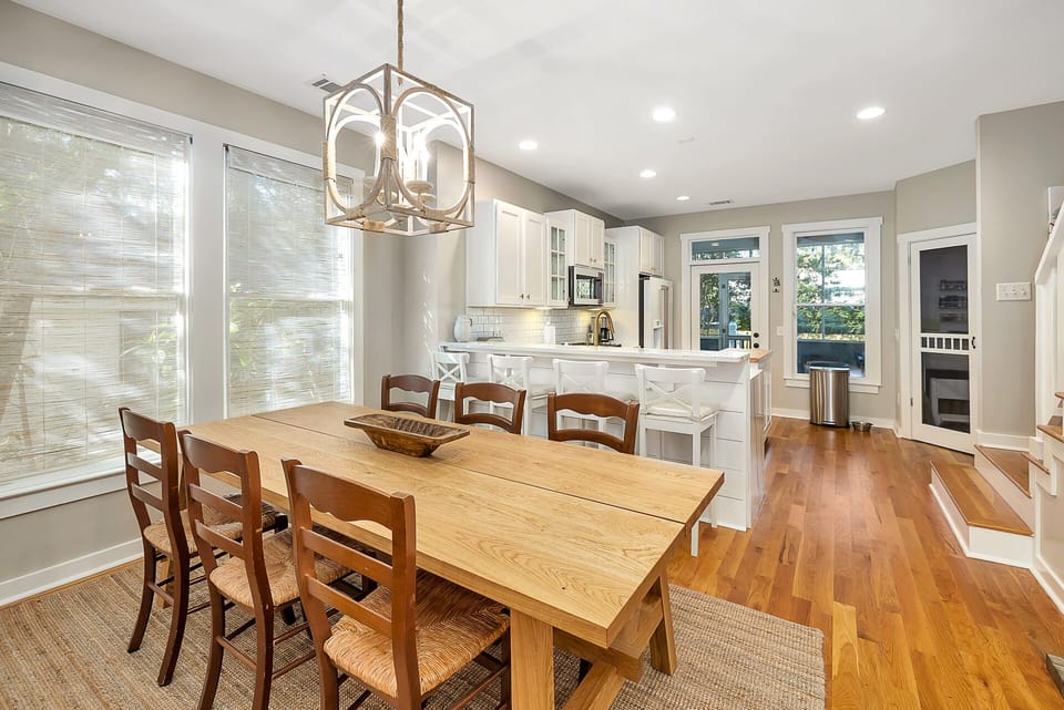 Kitchen and dining area with seating for 6 guests and 4 high top kitchen bar stools.
