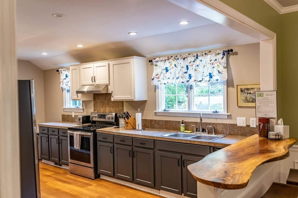 Full kitchen, live edge bar