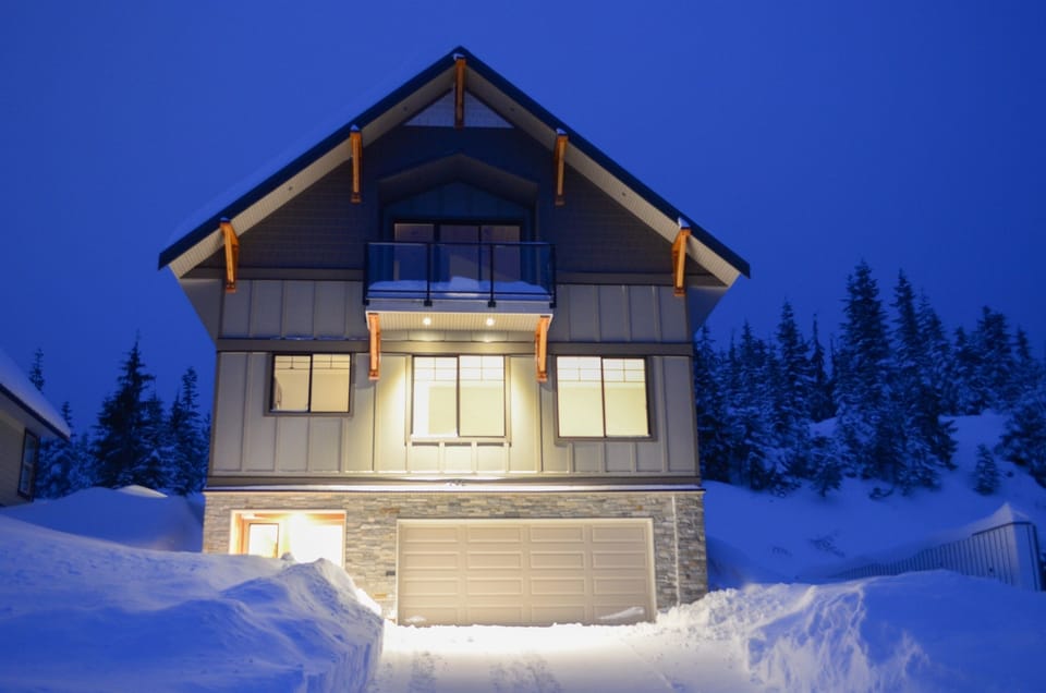 Welcome to Cedar Lodge – private 3-floor chalet with sweeping Strathcona views
