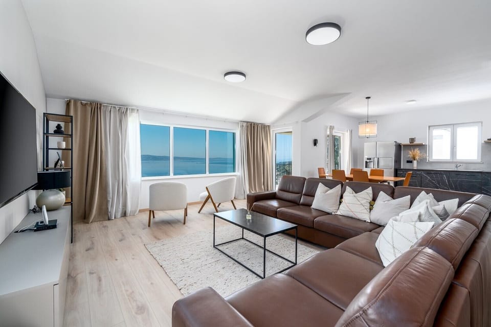 Fully equipped kitchen (the oven, hob, dishwasher, Dolce Gusto coffee machine, microwave, and an American style fridge freezer with an inbuilt ice making dispenser...and more), dining area with exit to a terrace with sea views