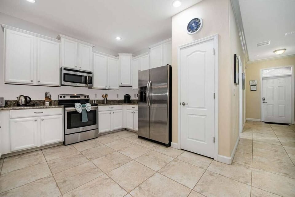 Modern, fully-equipped kitchen. Stainless steel and granite for easy meals.