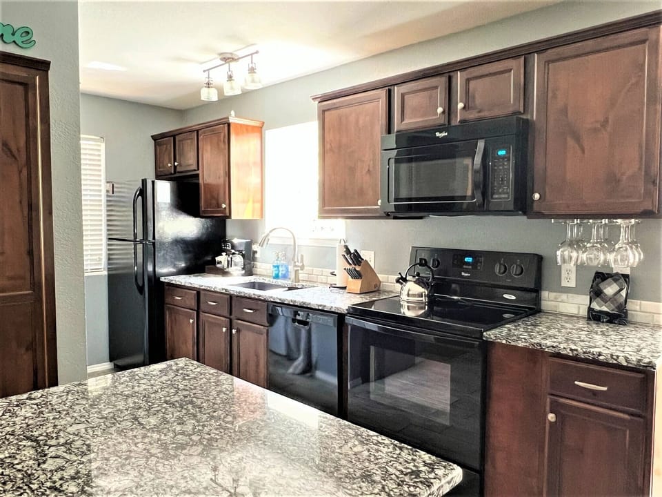 Fully equipped kitchen w/ stove, microwave and dishwasher (soaps provided). Blender, crockpot, corkscrew...everything you need!