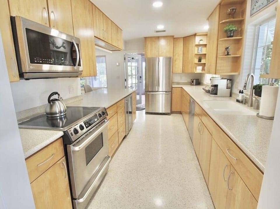 Enjoy the morning sun in the kitchen equipped with beverage refrigerator.