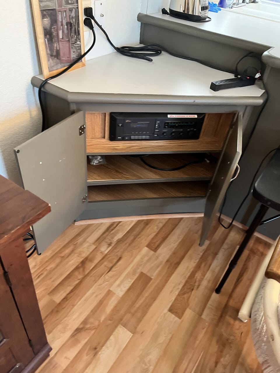 AM-FM stereo, with ceilibg dpeakers throughout the house. 