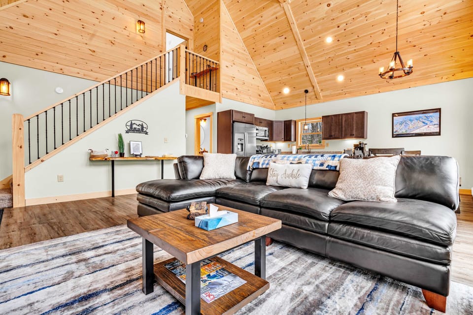 Modern and spacious family entertainment area w/kitchen and dining.