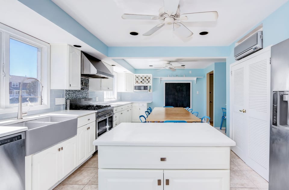 Newly updated kitchen with professional range!