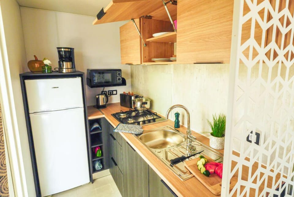 Compact and stylish kitchen with everything you need to whip up a delicious meal.