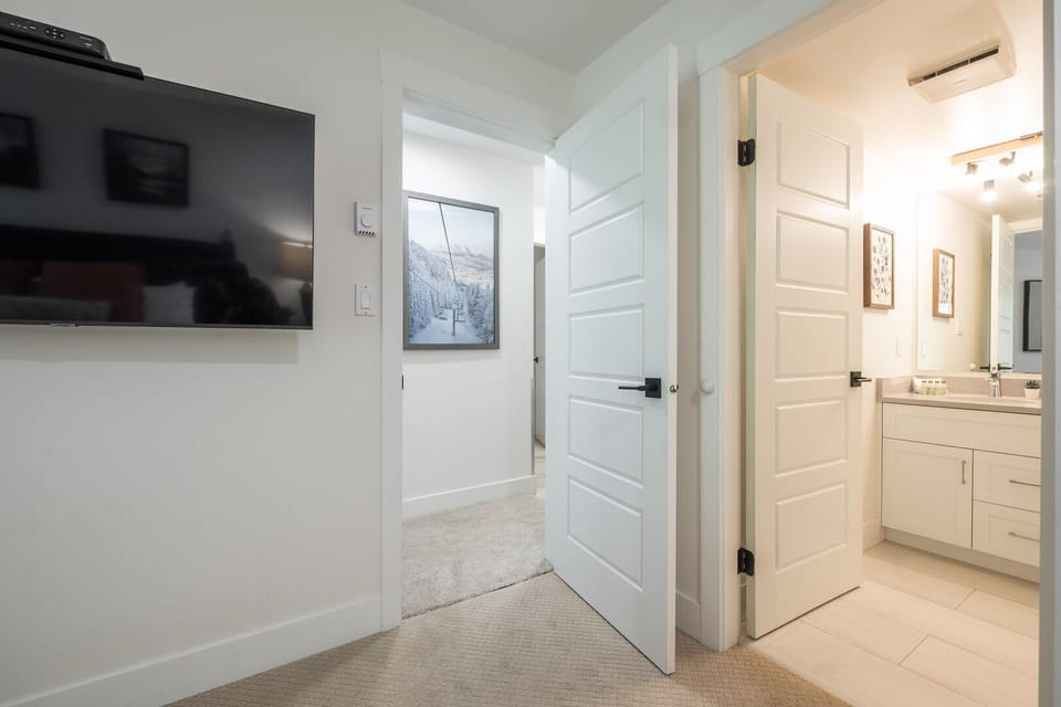 Primary bedroom: King bed