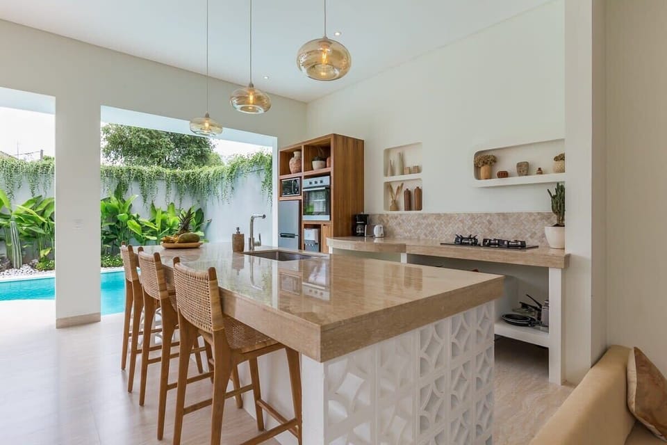 Kitchen and Breakfast Bar