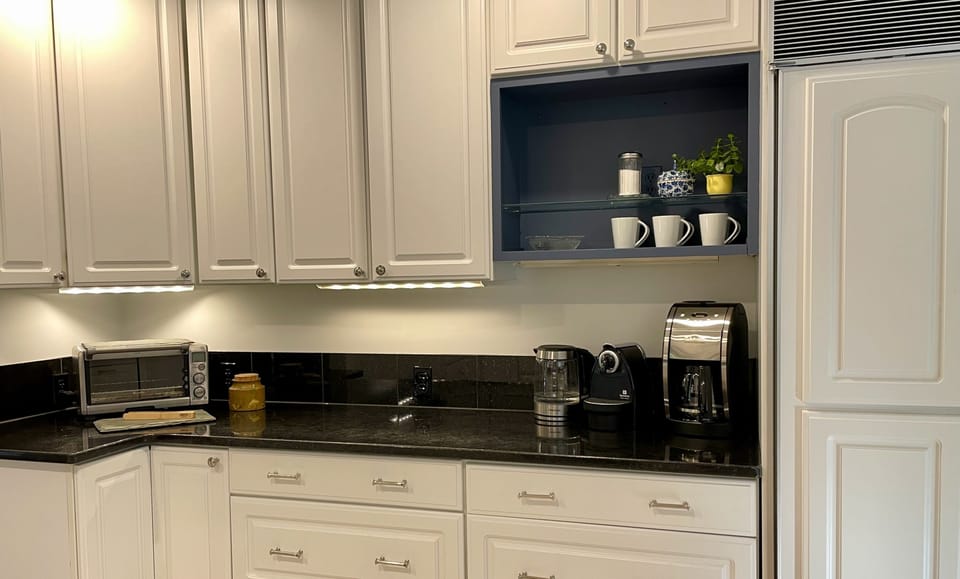Whether or not you prefer cooking or prefer coffee, this kitchen is for you
