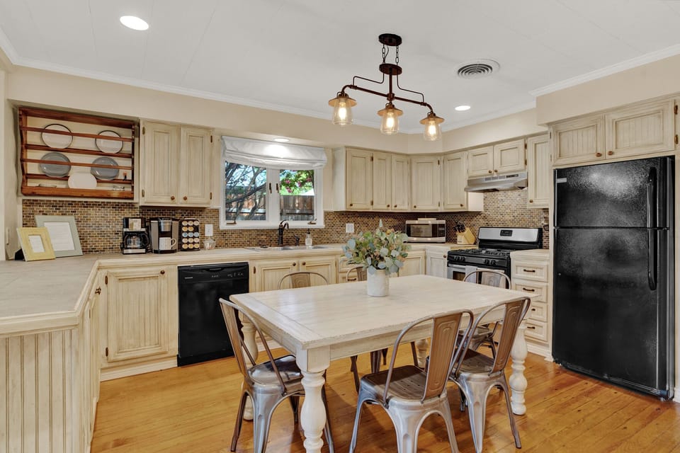 With a fully stocked kitchen and plenty of seating, mealtime is a breeze.