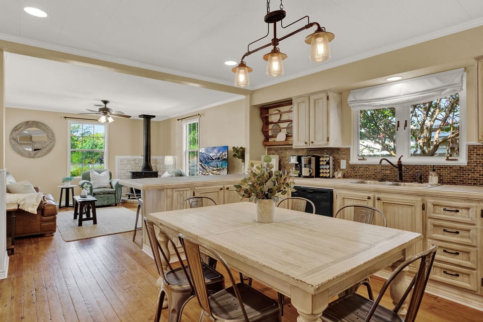 Seating for 6 in the dinner table located in the kitchen.