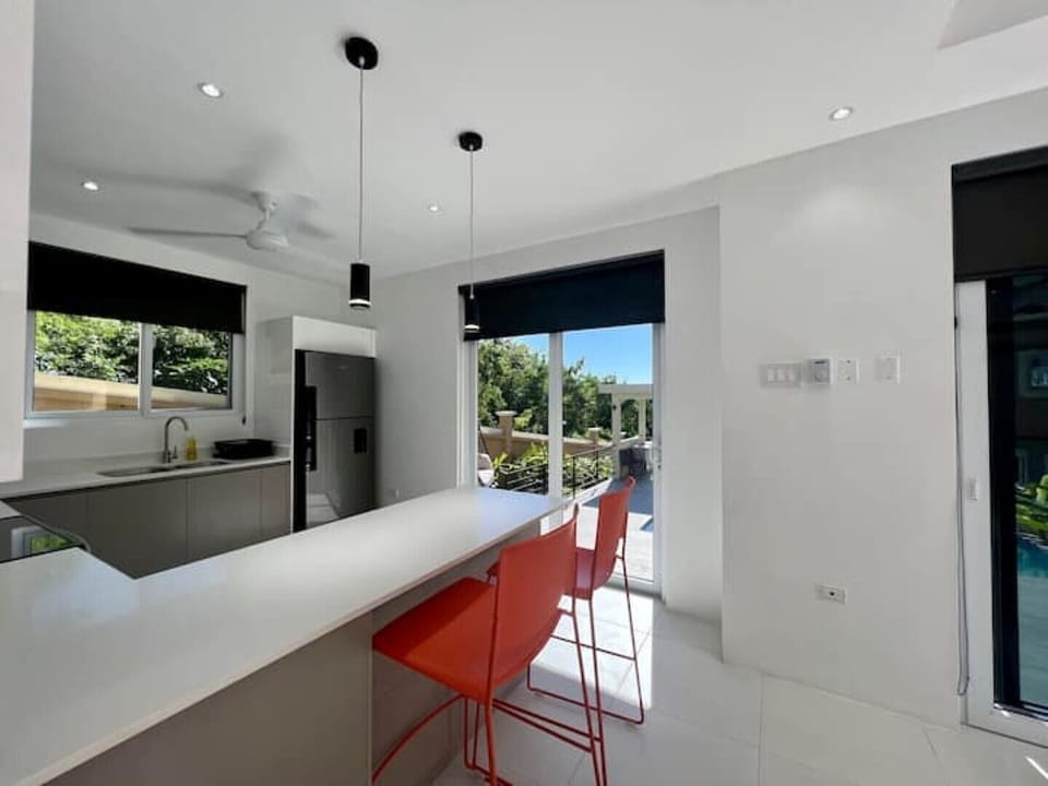 Serve your delicious meals easily at the lovely kitchen bar.
