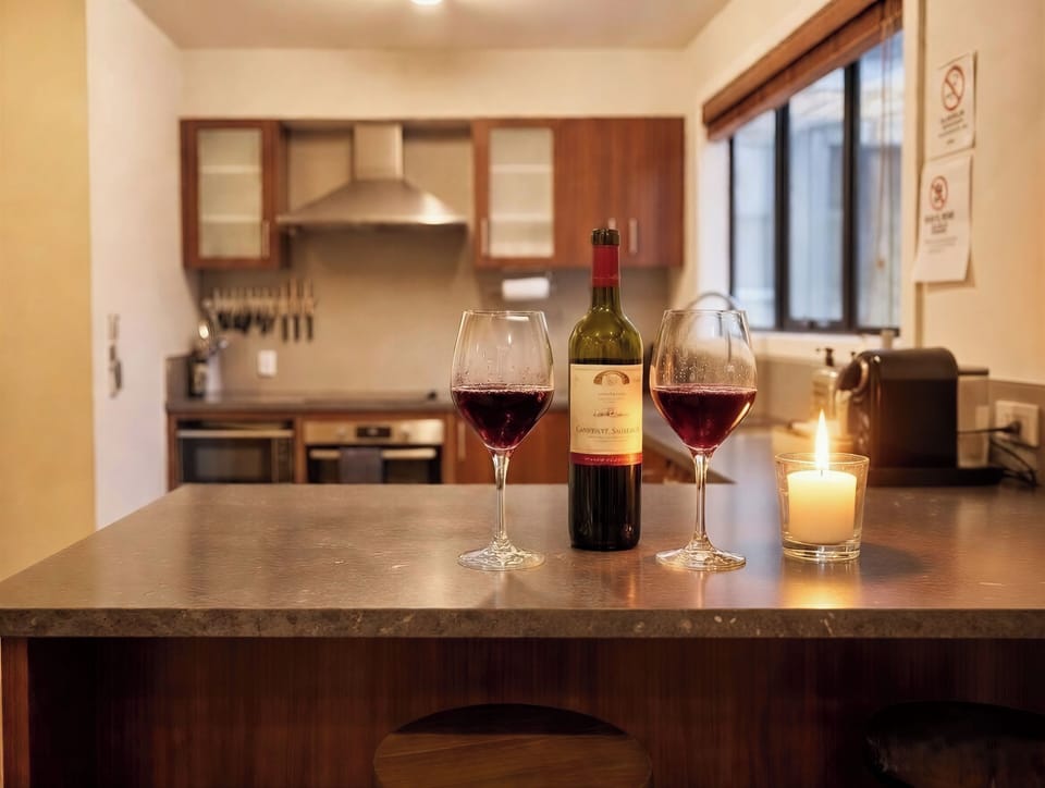 Well-equipped kitchen with breakfast bar, full oven, dishwasher coffee machine
