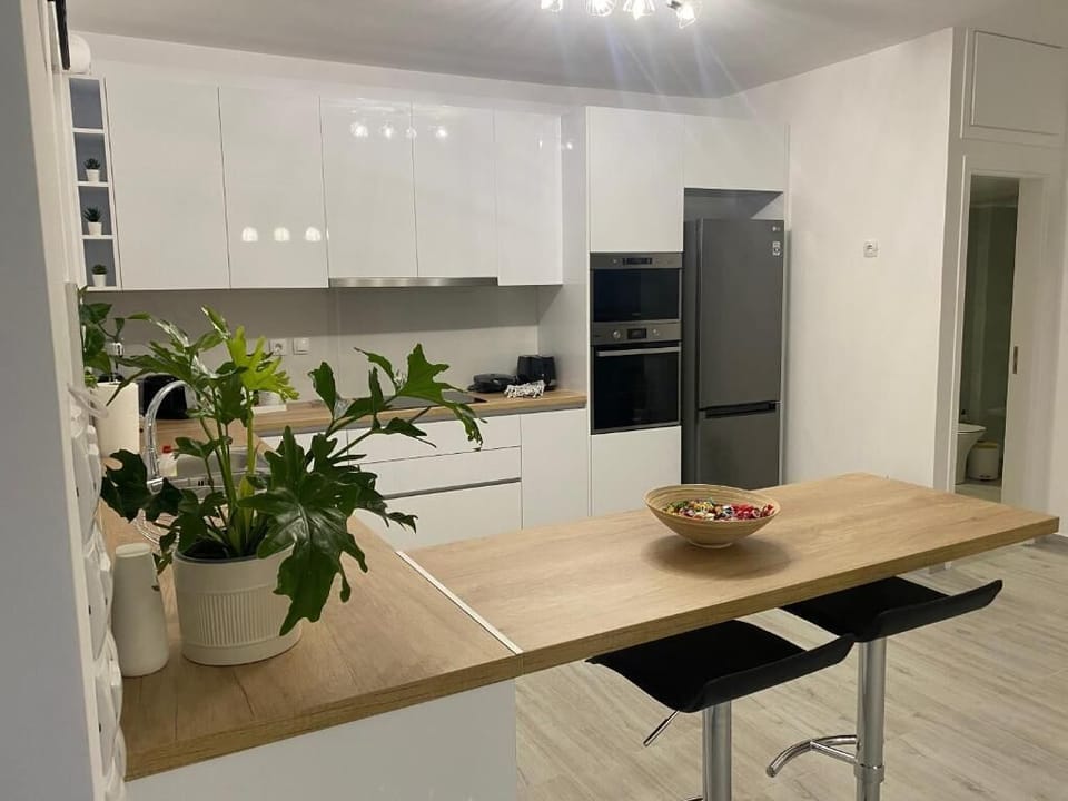 Fully equipped kitchen for a quick meal before your flight or ferry