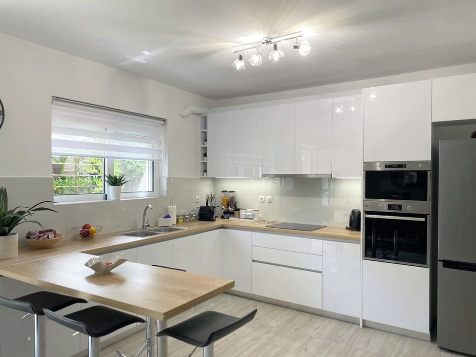 Fully equipped kitchen for a quick meal before your flight or ferry