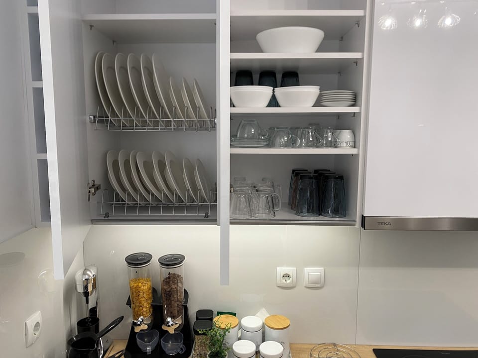 Fully equipped kitchen for a quick meal before your flight or ferry