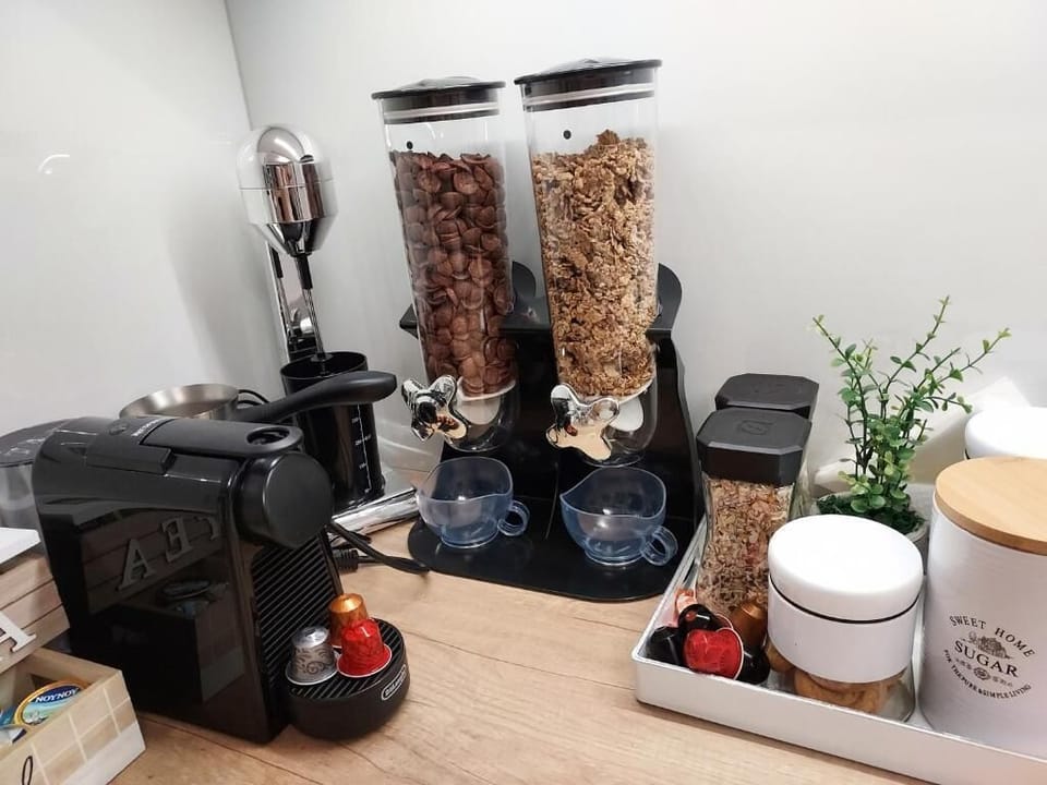 Fully equipped kitchen for a quick meal before your flight or ferry