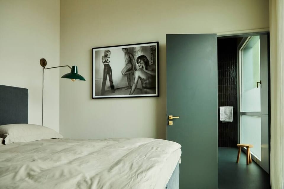 Bedroom with view in the bathroom