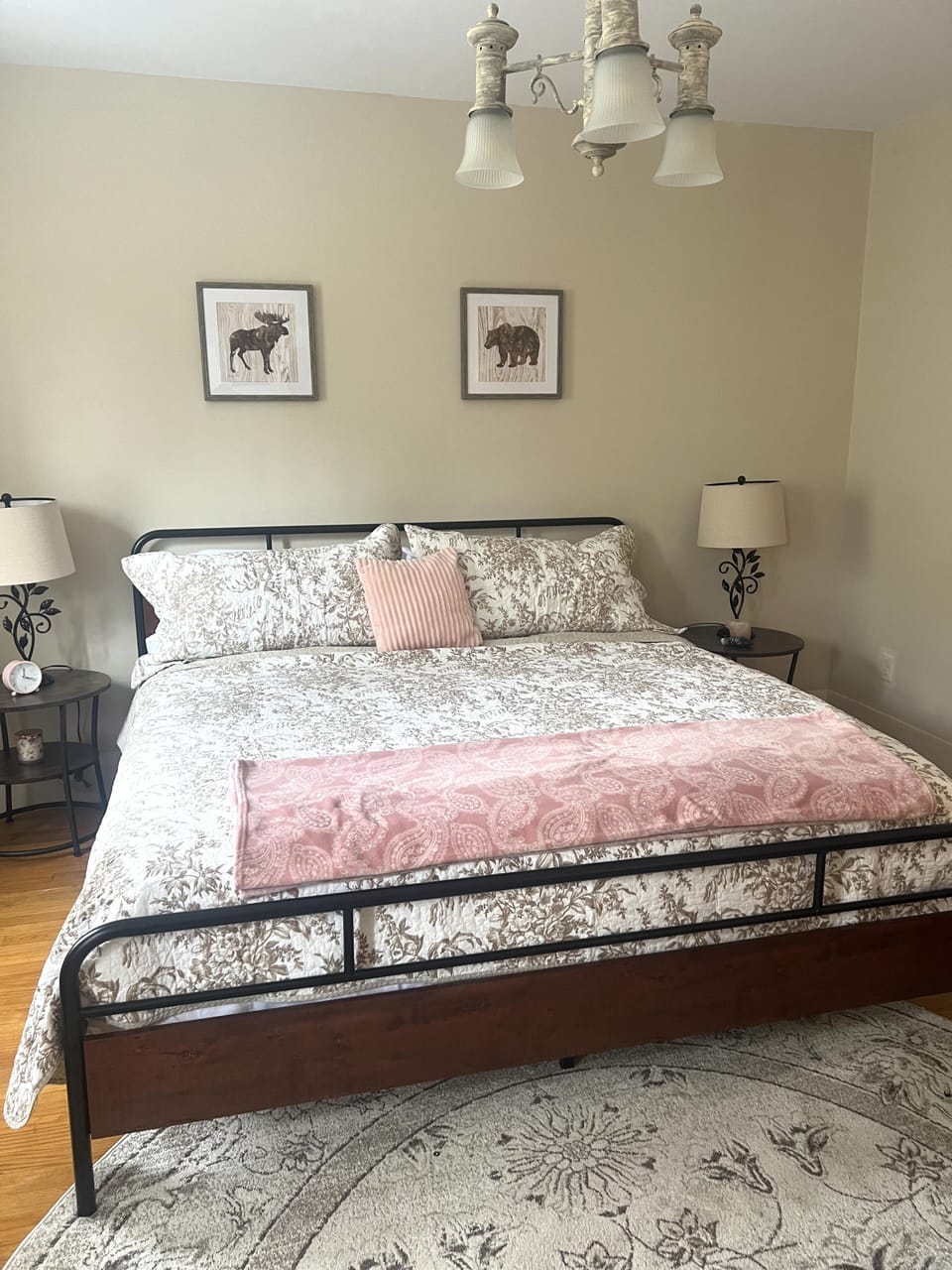 Gorgeous linens and comfy pillows!