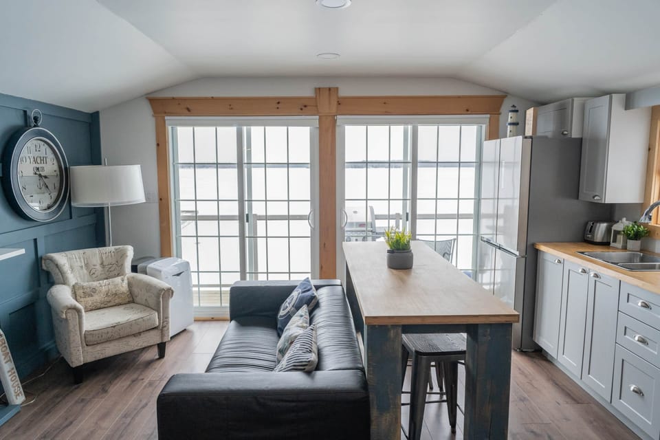upper level sliding doors to balcony 