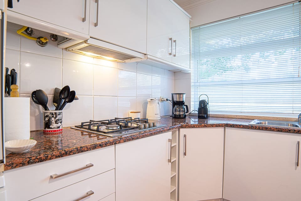 Modern kitchen with granite countertops and gas hob — Villa Yara, luxury holiday villa in Grândola
