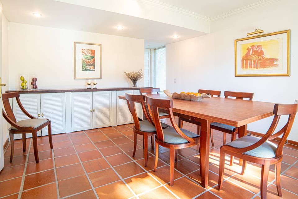 Elegant dining room with wooden table and chairs — Villa Yara, luxury holiday villa in Grândola
