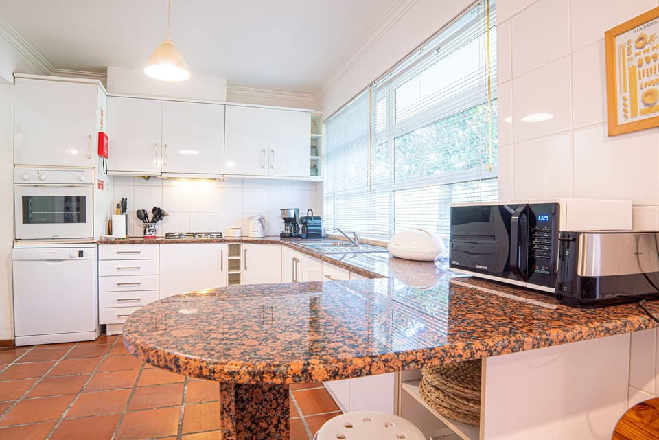 Modern kitchen with granite island and countertops — Villa Yara, holiday villa in Grândola