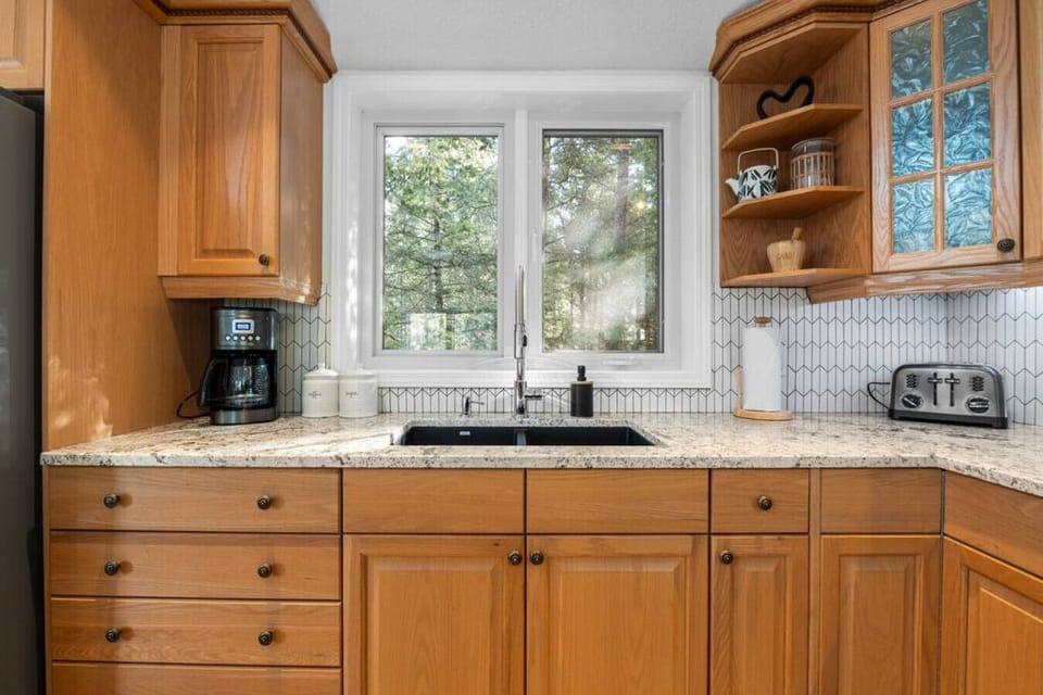 Full kitchen with a blender, drip coffee machine, ground coffee, tea, sugar and basic condiments (ketchup, mustard and relish.)