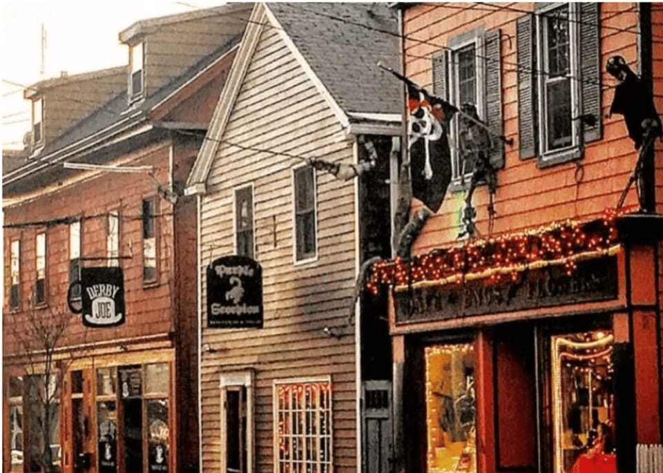 45 min to Salem, MA by car
30 min by train from Newburyport train station