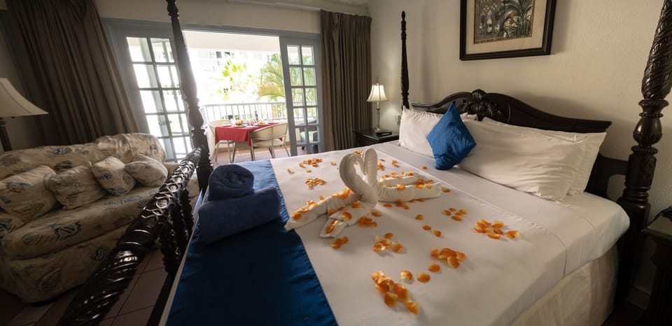Unit with 1 King size bed. Exact unit will be assigned upon arrival. Views, colors and decor may vary.