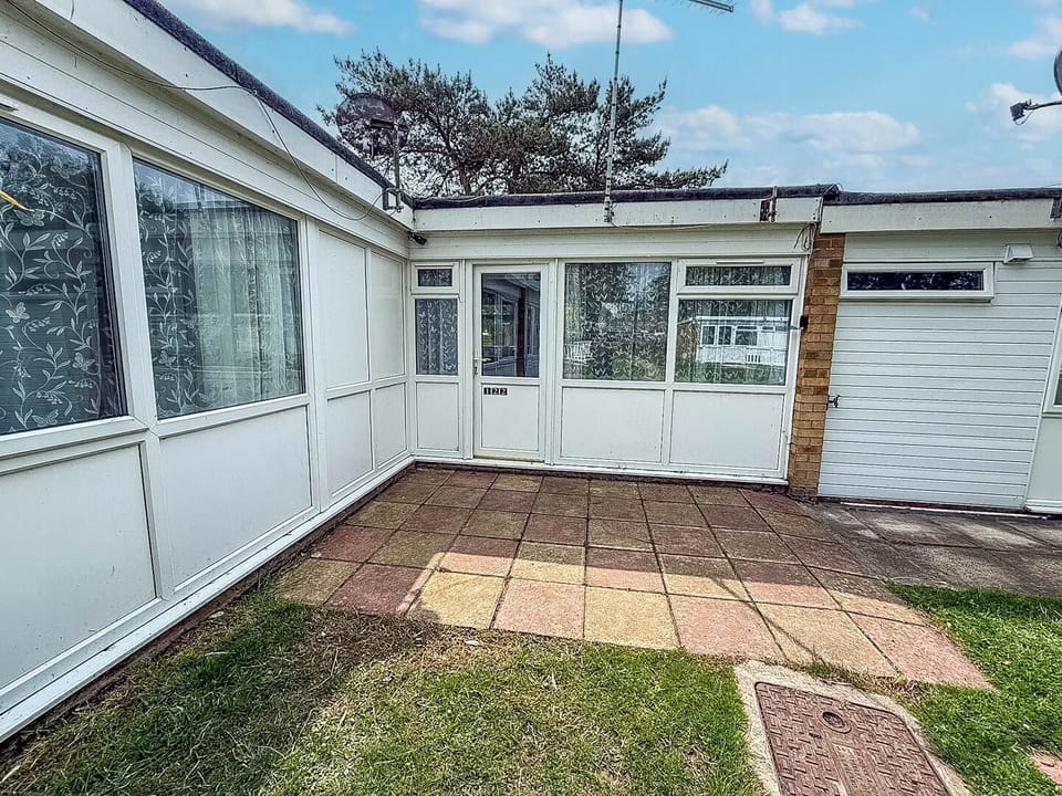 Get ahead of the crowds and start planning your perfect 2026 getaway to the stunning Norfolk coast. Secure your spot at this chalet on Belle Aire Holiday Park in Hemsby, a prime location for exploring sandy beaches and charming seaside towns.