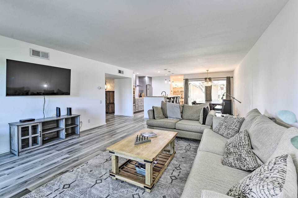 Living Room | Free WiFi | Central A/C | Smart TV