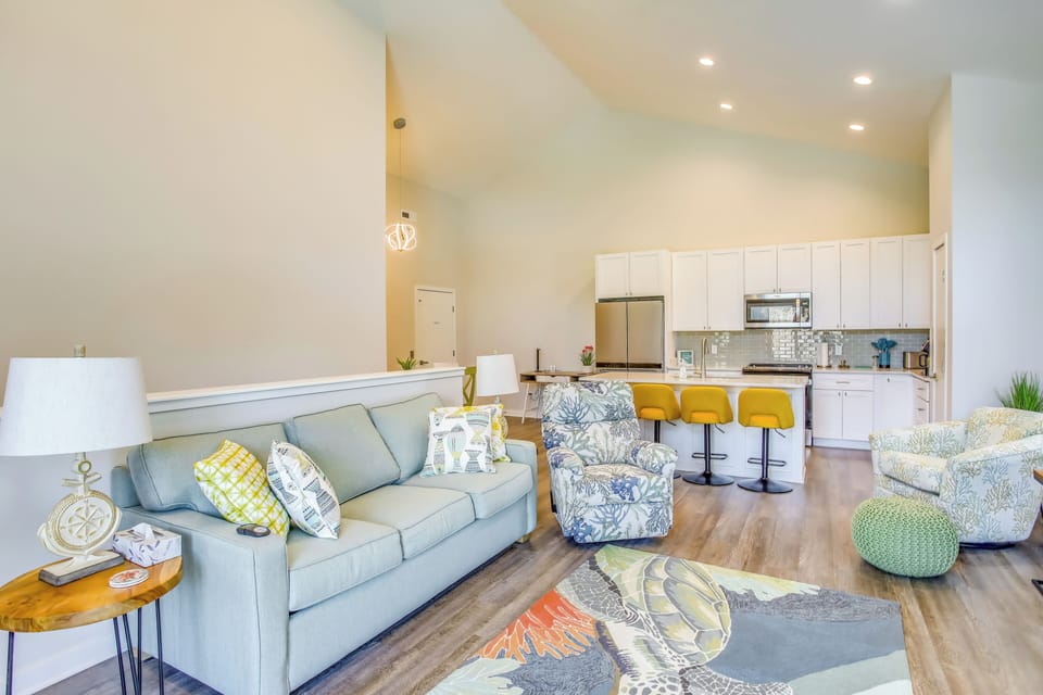 Living Room | Queen Sleeper Sofa | Smart TV | Free WiFi | 2nd Floor