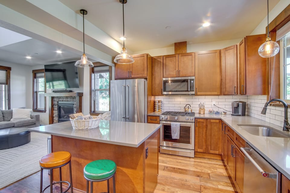 Kitchen + Living Room | Coffee Maker | Cooking Basics | Central A/C + HeaKitchen