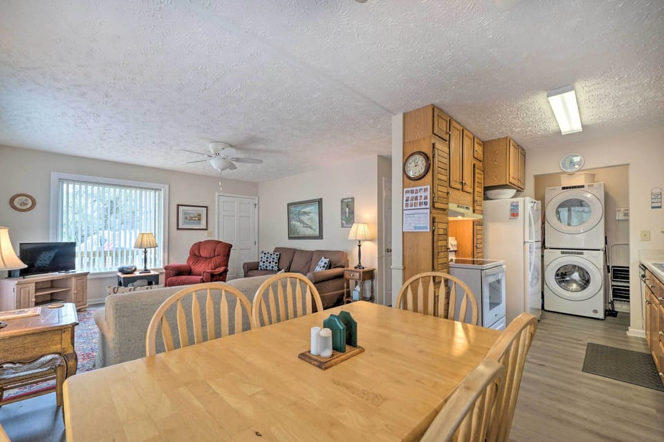 Dining Area | Dishware & Flatware Provided