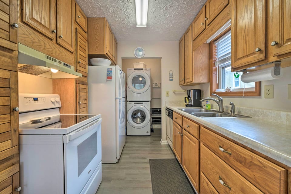 Kitchen | Washer & Dryer | Towels Provided | Blender | Slow Cooker