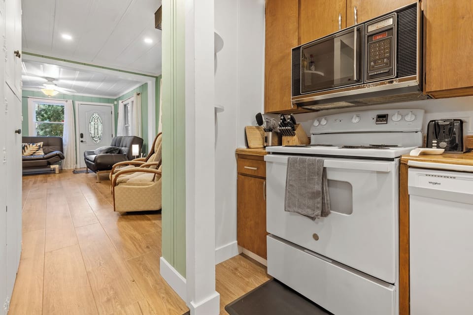 Even the microwave is retro - and yes, it works!