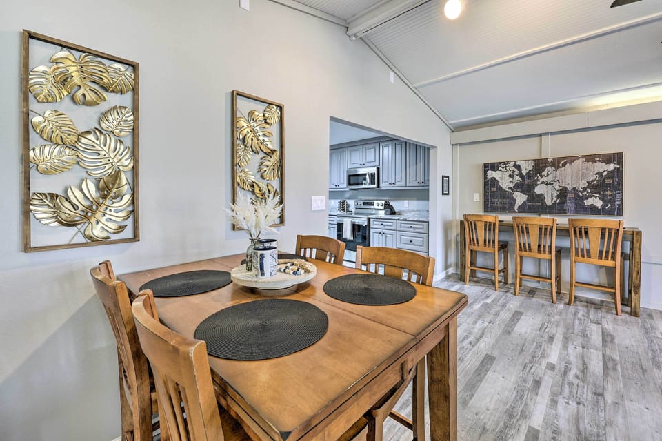 Dining Area | Dishware & Flatware Provided