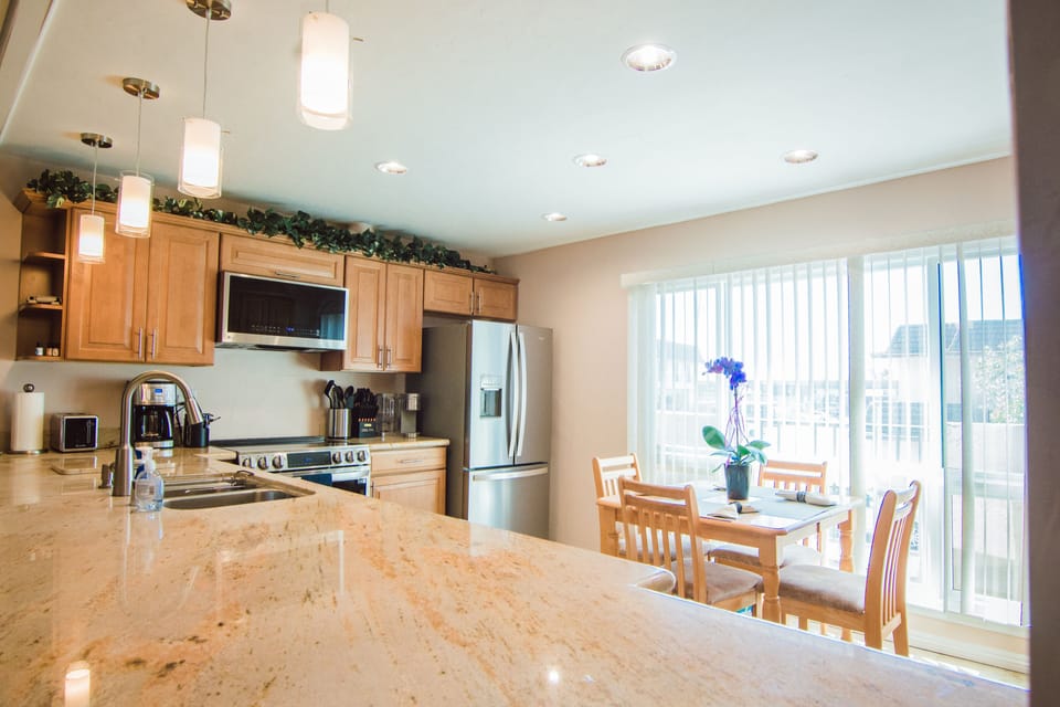 Spacious, bright & fully equipped eat-in kitchen with stainless steel appliances
