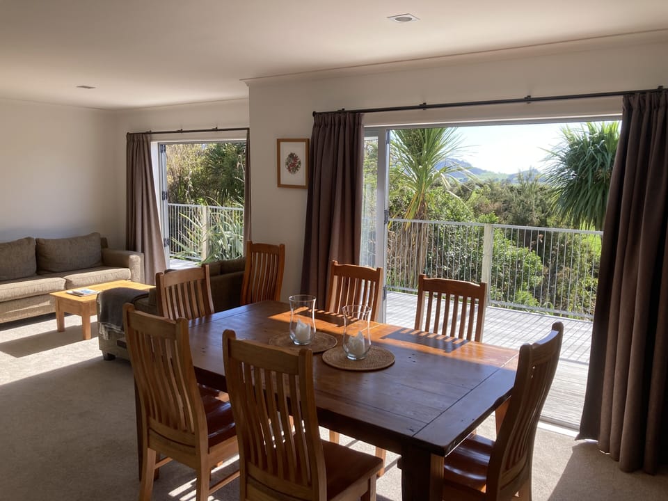 Dining area, table extends to seat 8-10